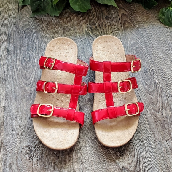red vionic sandals